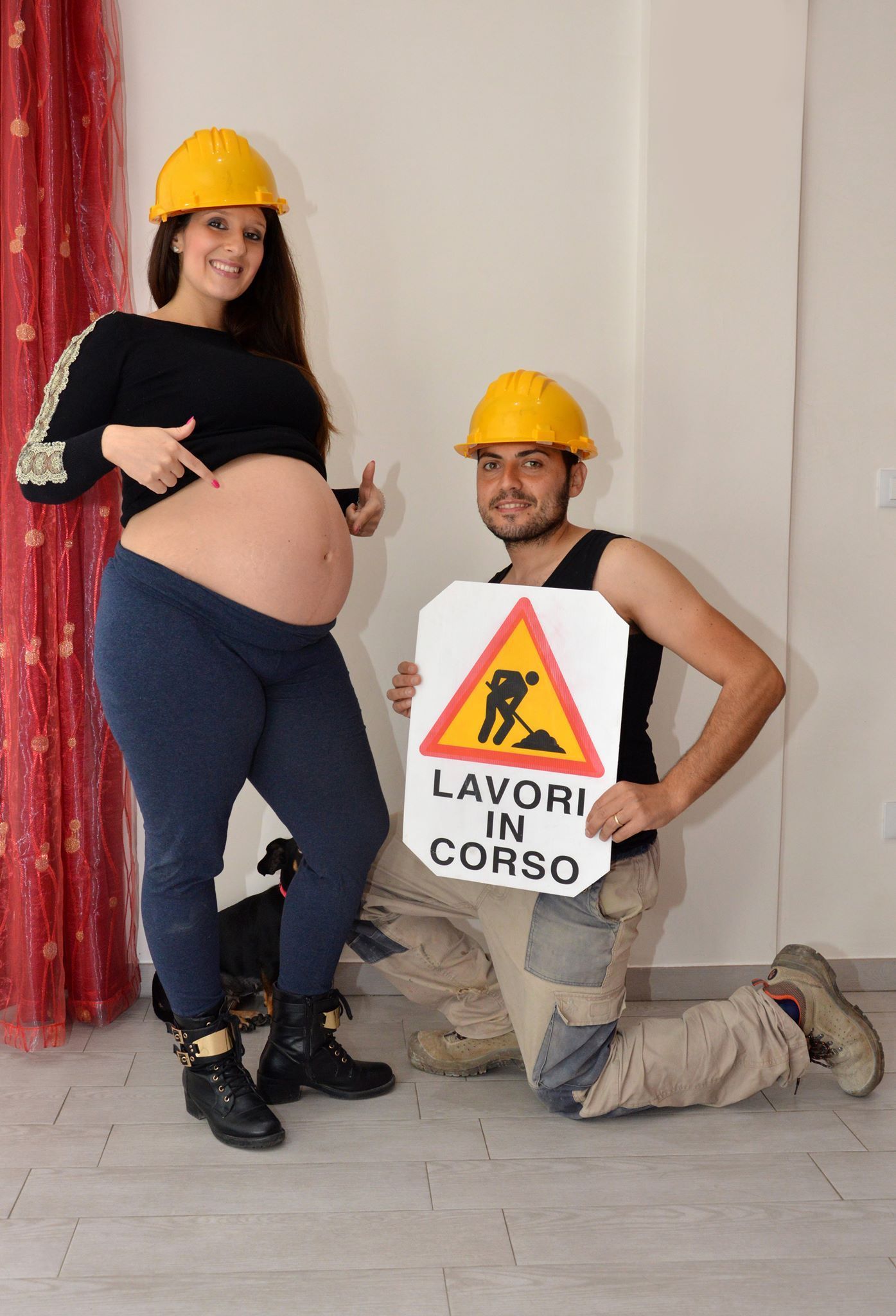 Una donna incinta e un uomo che indossa un casco stanno posando per una foto.