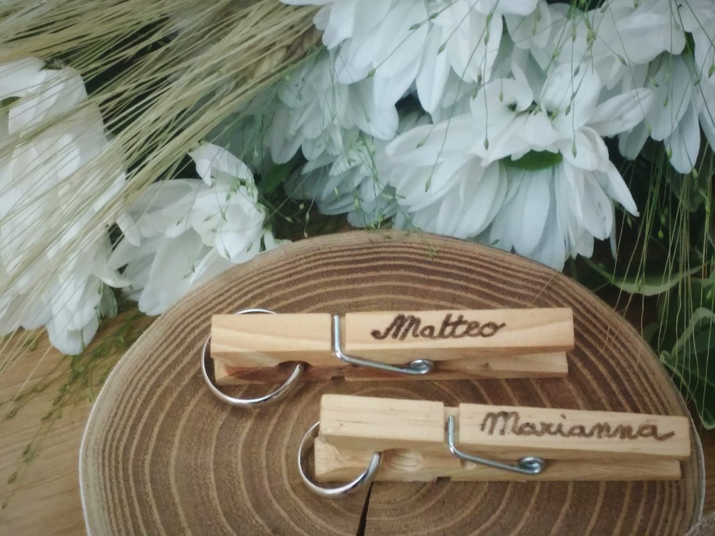 Due mollette di legno con i nomi matteo e marianna sopra