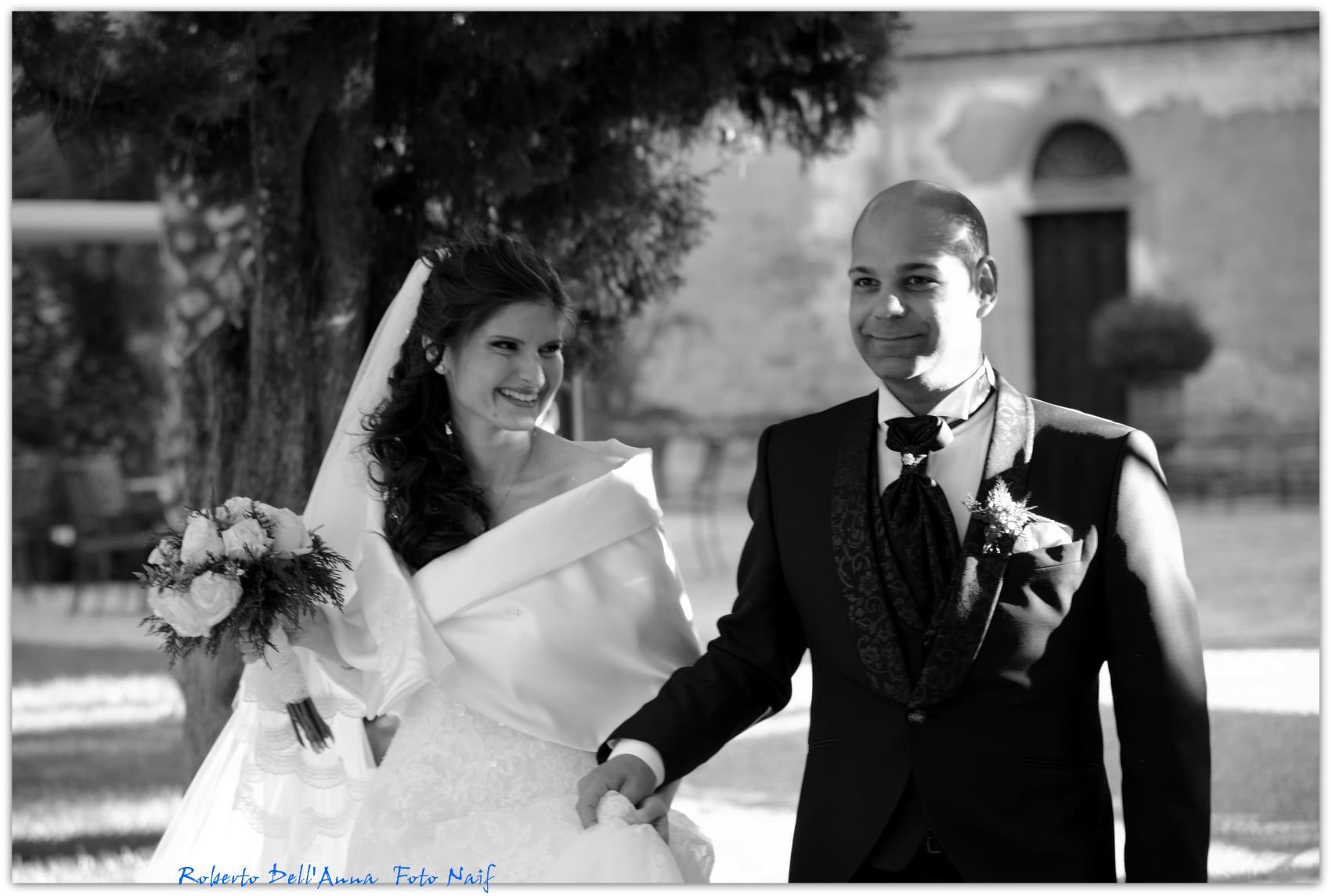 Una foto in bianco e nero di una sposa e uno sposo