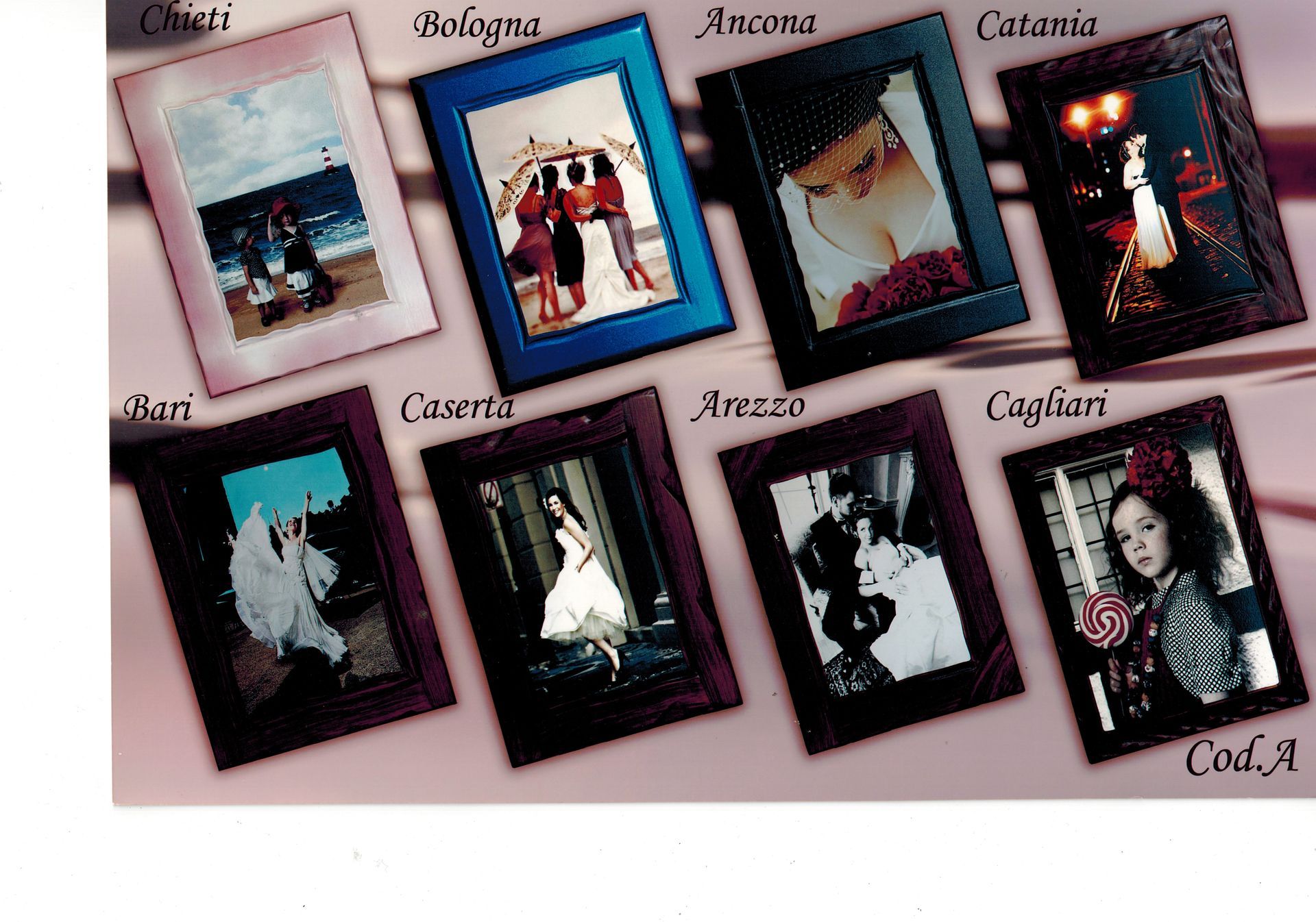 Un mucchio di cornici sono allineate su un tavolo