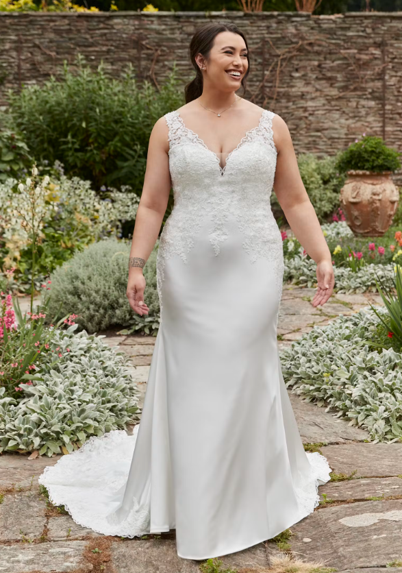 Romantica curves collection Elizabeth-Ann wedding dress