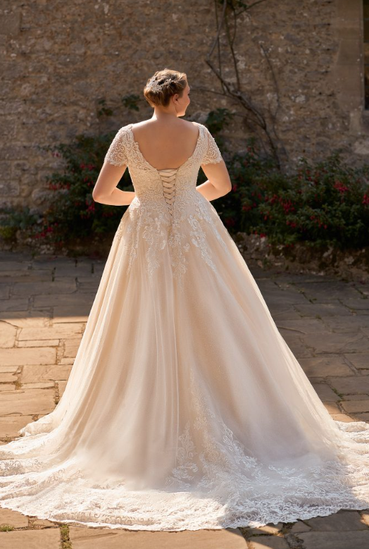 Envy by Phoenix curves  PH8035 wedding dress