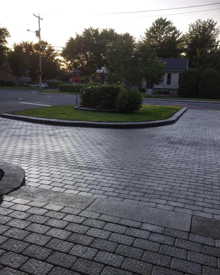 Une allée en briques avec une zone herbeuse au milieu