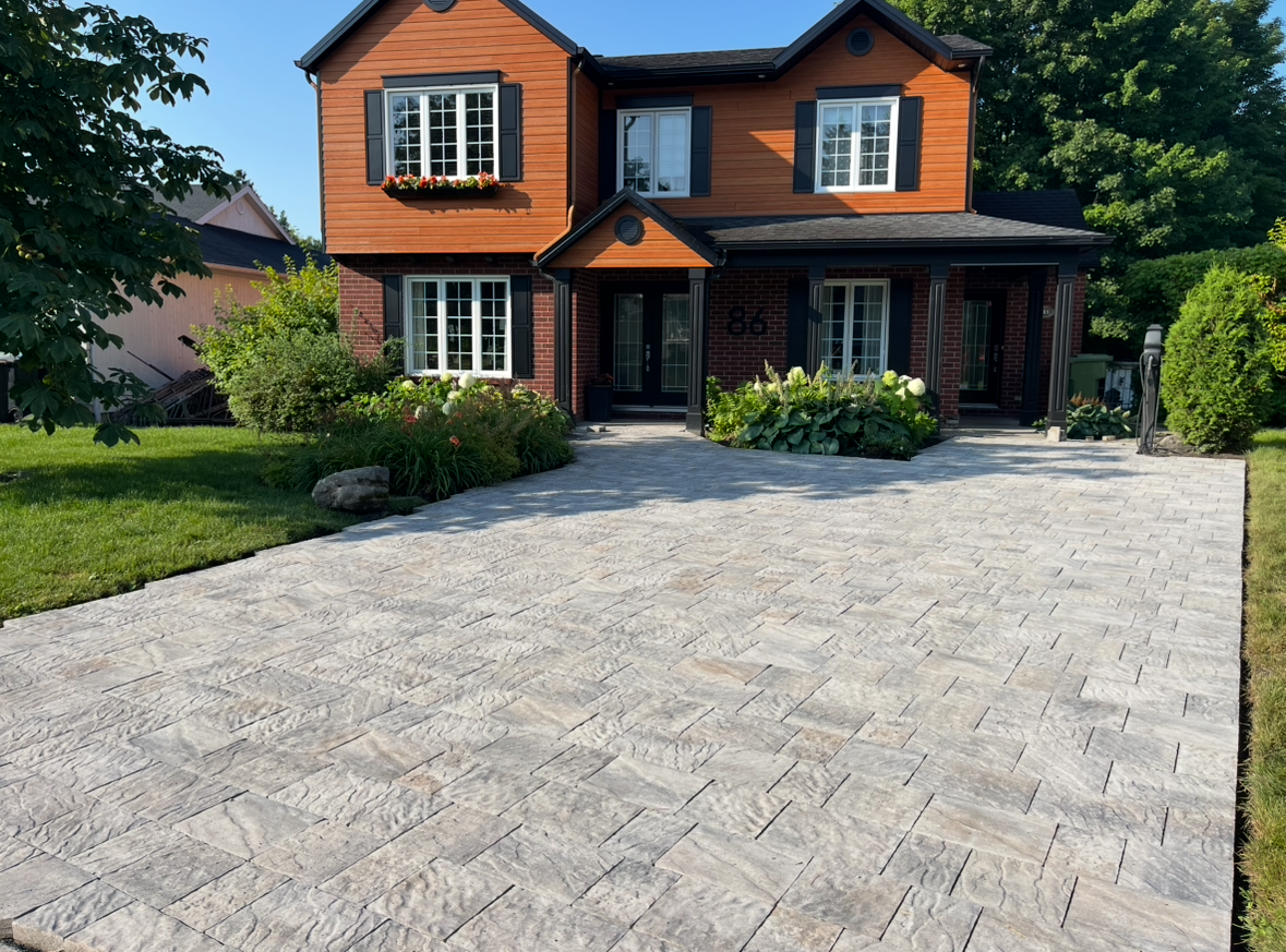 Une grande maison avec une allée devant