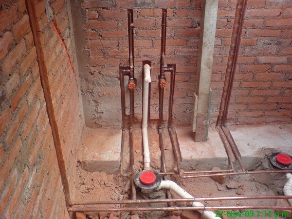 Plomero en Celaya trabajando en una reparación hidráulica residencial