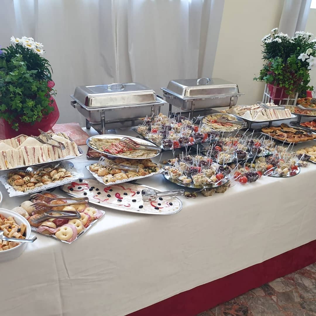 tavolata allestita per comunione