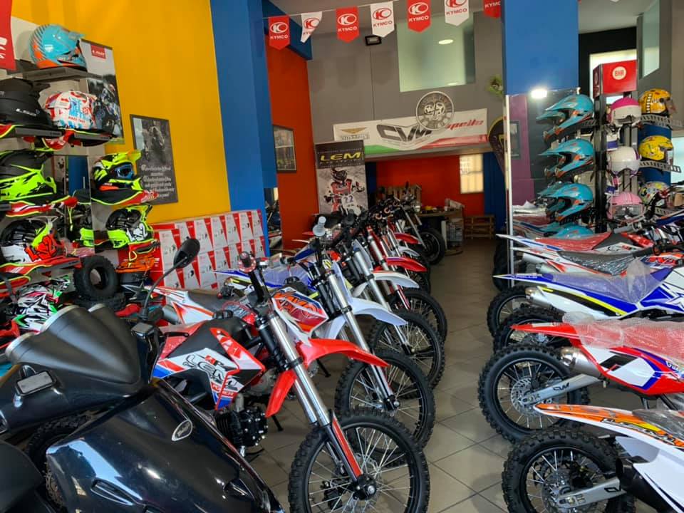 esposizione di mini moto da cross