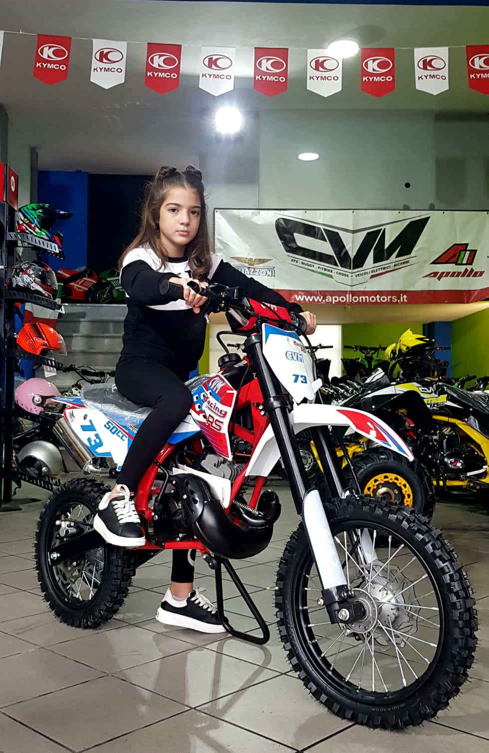 bambina con la sua nuova mini moto da cross