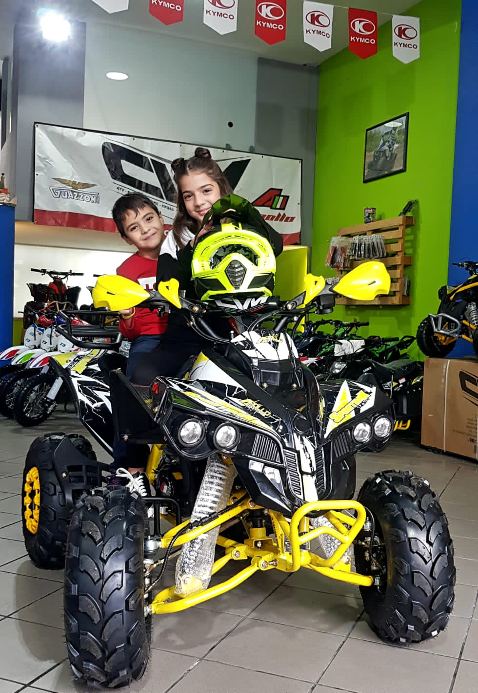 bambini sul nuovo quad mini