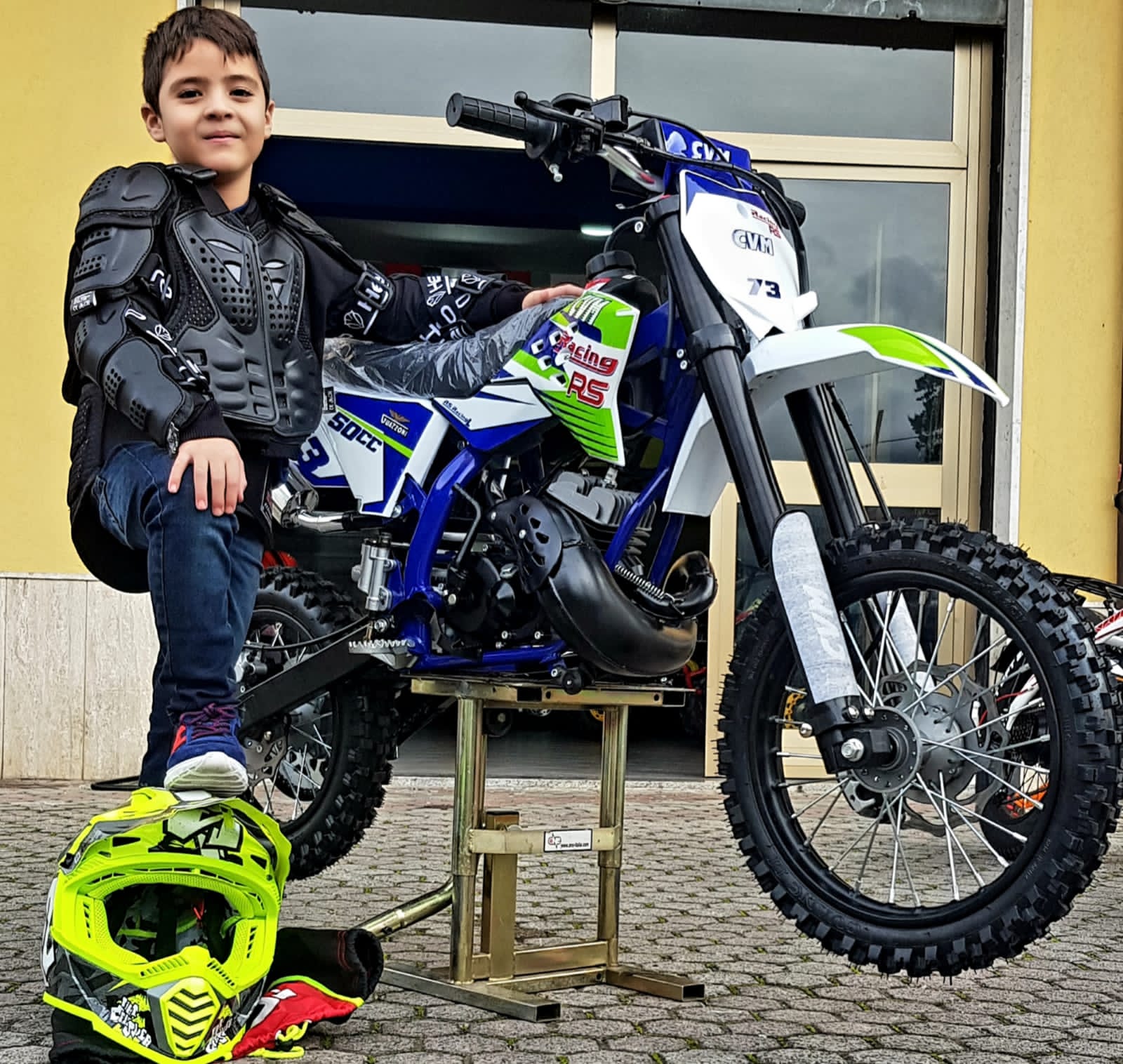 bambino con la sua nuova mini moto da cross