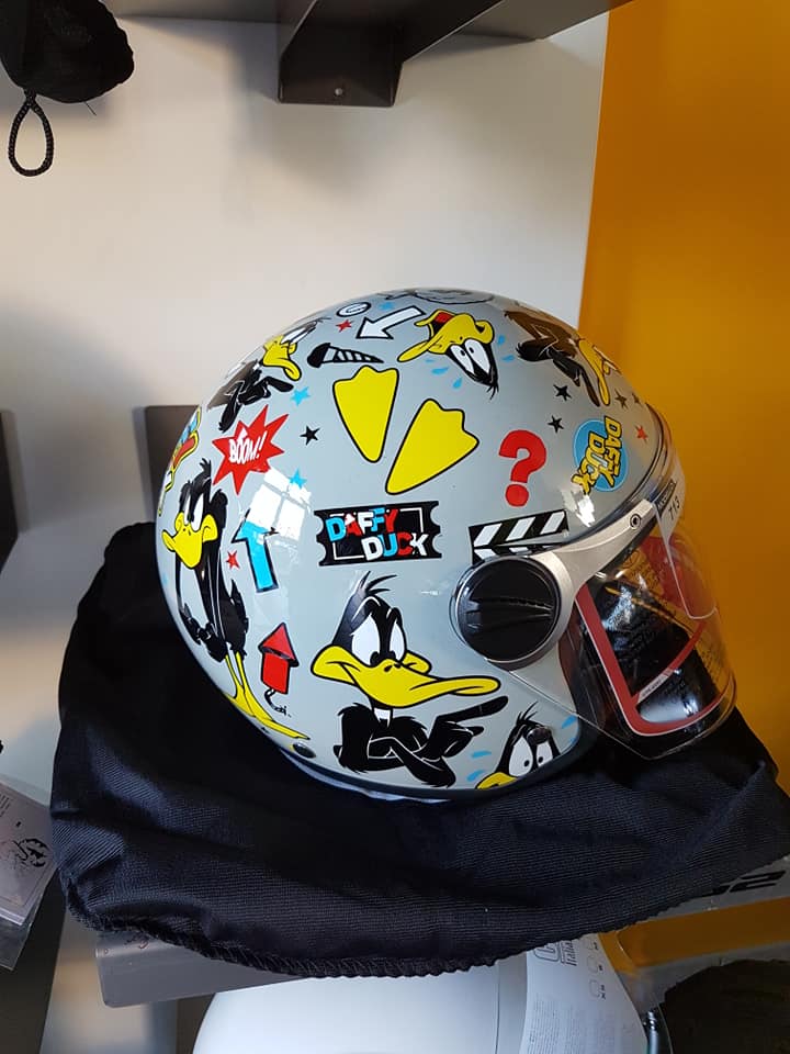 casco grigio a tema cartoon