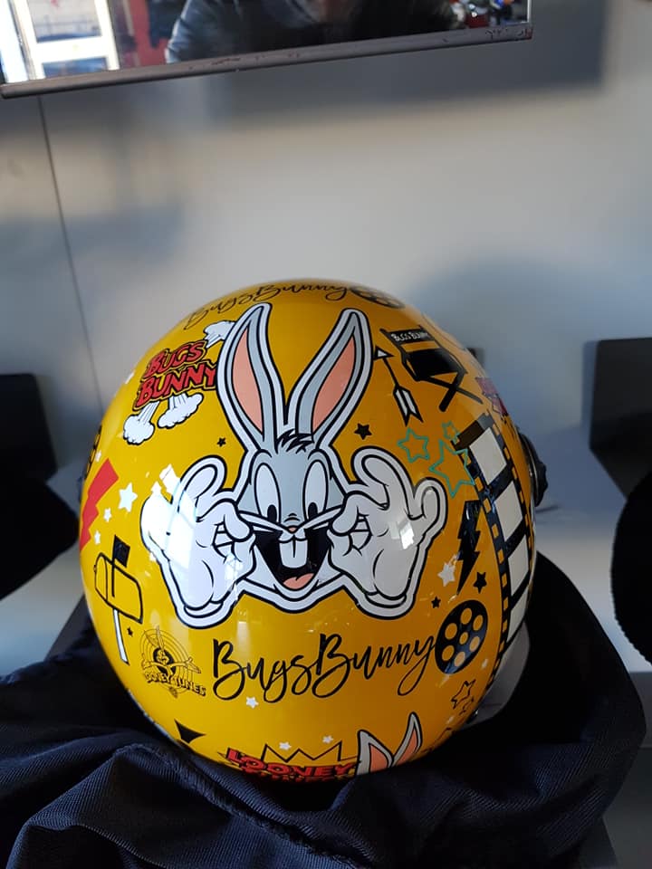 casco giallo a tema bugs bunny