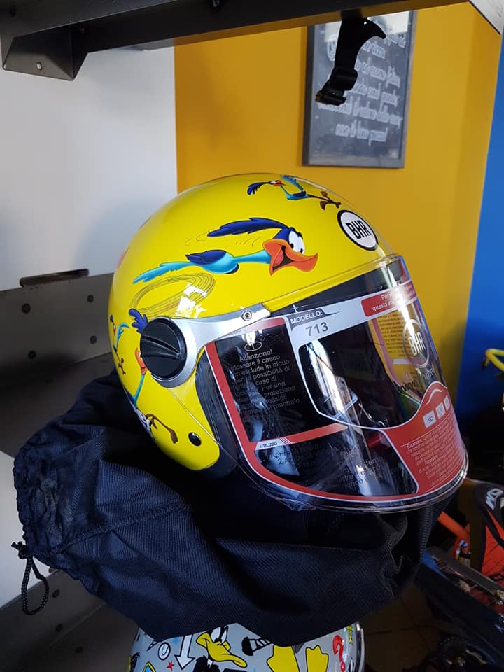 casco con visiera giallo