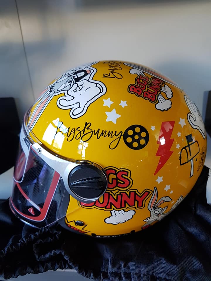 casco giallo bugs bunny