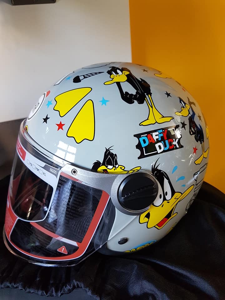 casco con personaggi cartoon