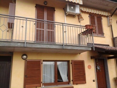 balcone e finestra con infissi in legno
