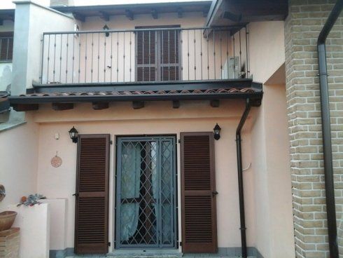 balcone con gli infissi in legno