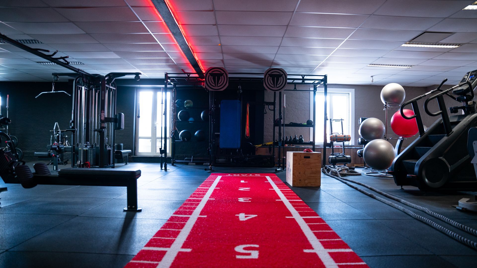 Midden in de gymzaal ligt een rode loper.