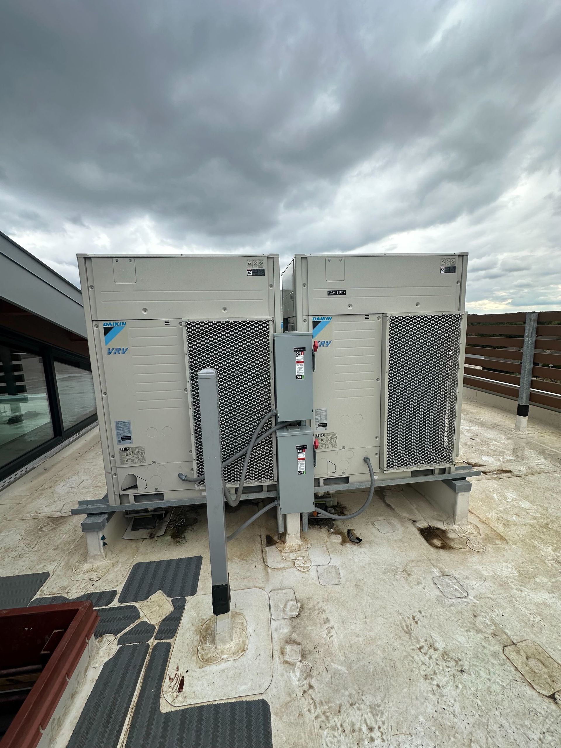 A large air conditioner is sitting on top of a roof.