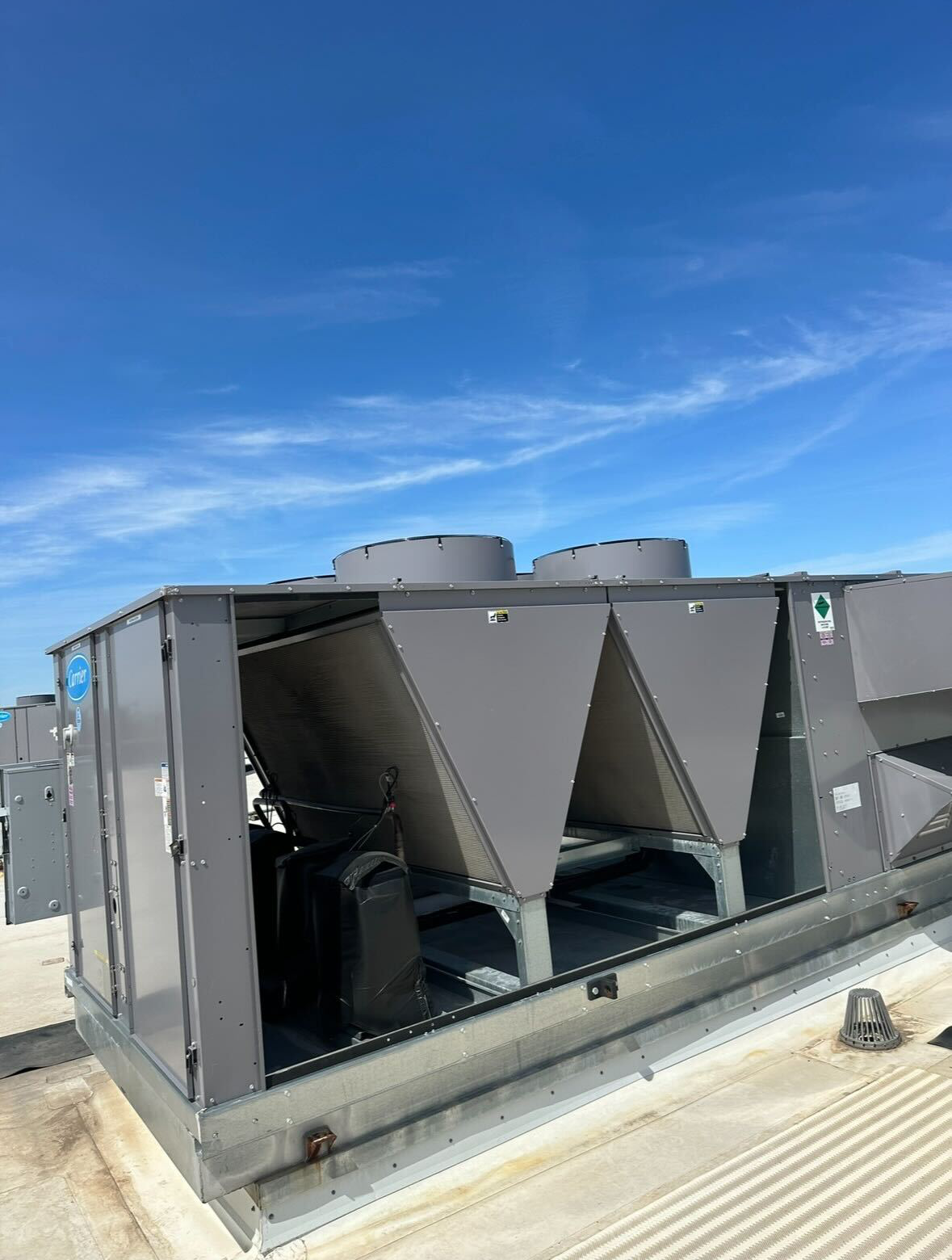 A large air conditioner is sitting on top of a roof.