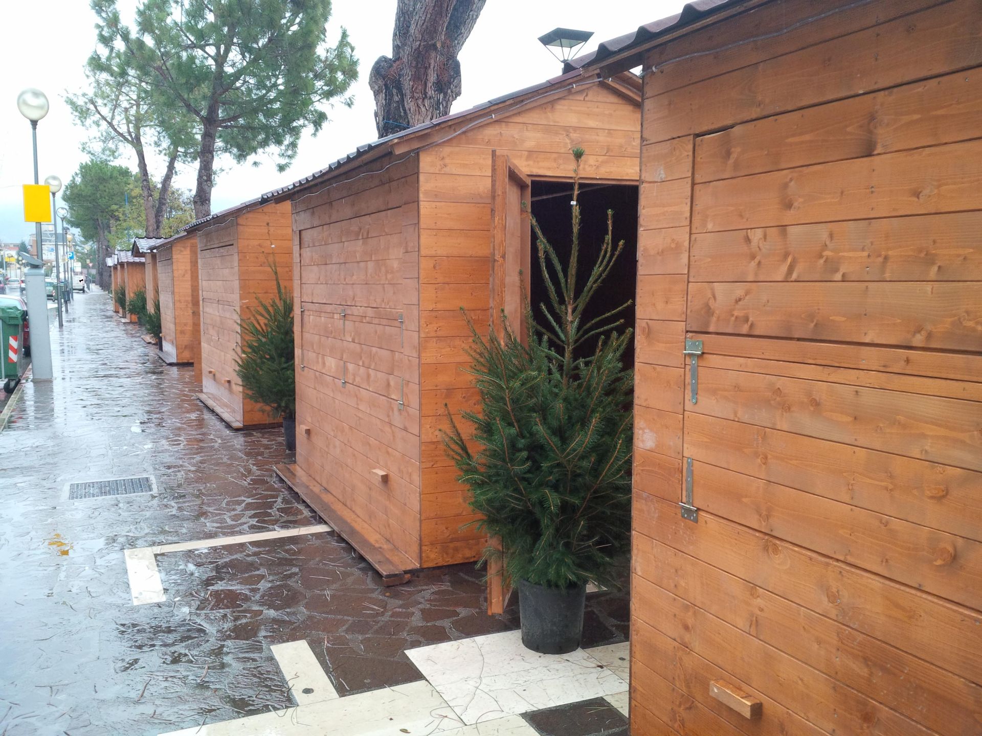 Casetta in legno a due finestre