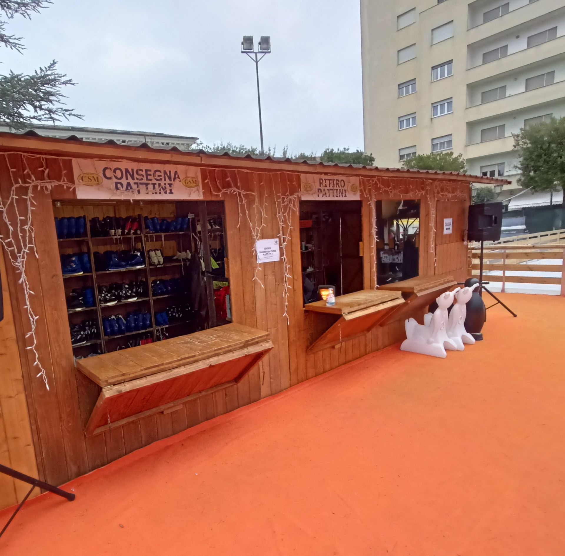 Casetta in legno pista di pattinaggio