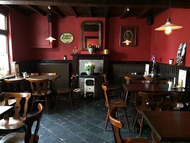 Terug in de tijd in het gezellig interieur van Den Obus in Volkegem.