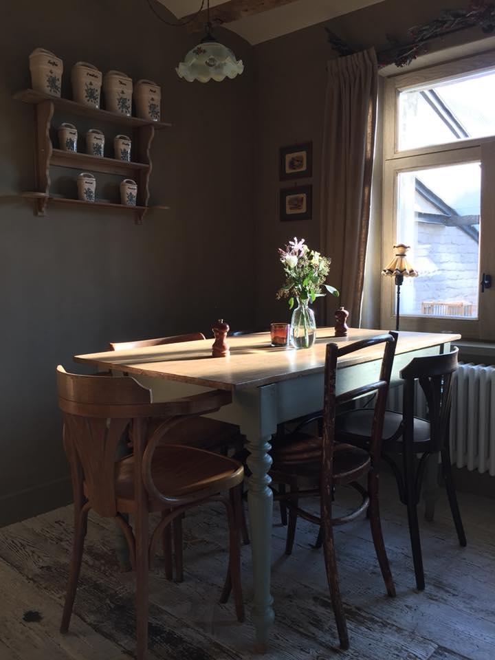 Gezellig interieur van eetcafé Paulette in Ename.
