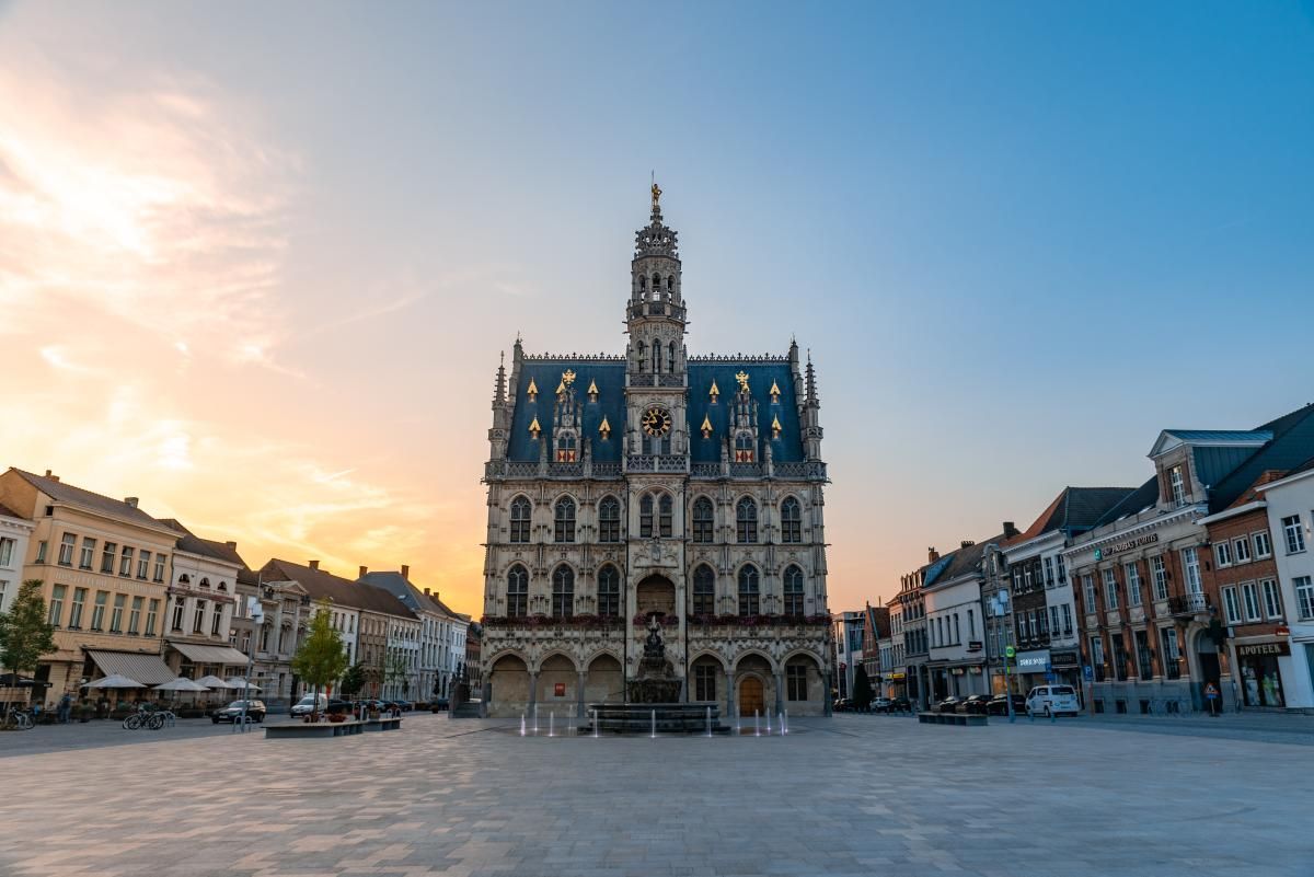 zicht op stadhuis en markt Oudenaarde