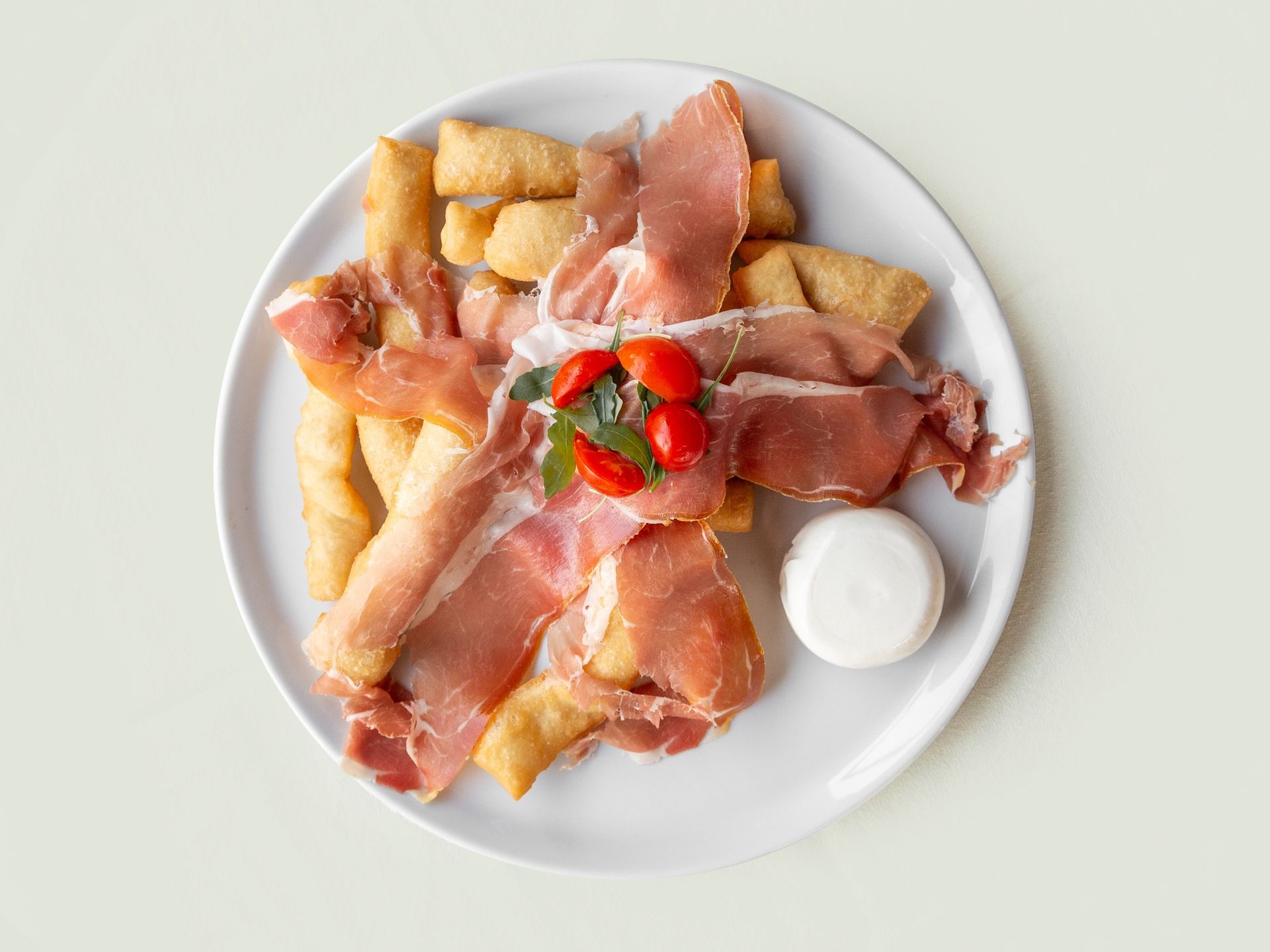 chiacchere con crudo e burrata