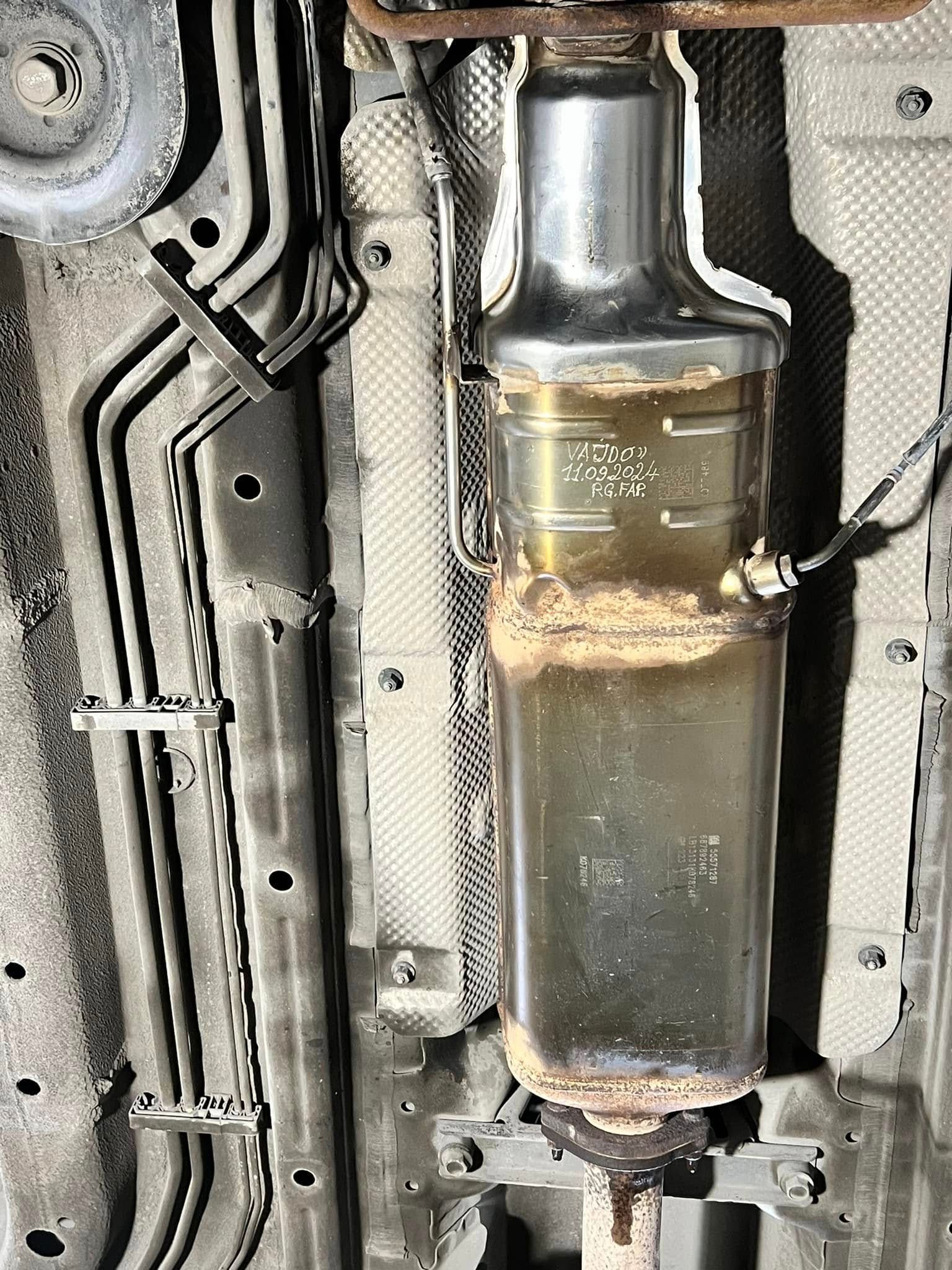 Parte inferiore di un'auto. Il convertitore catalitico