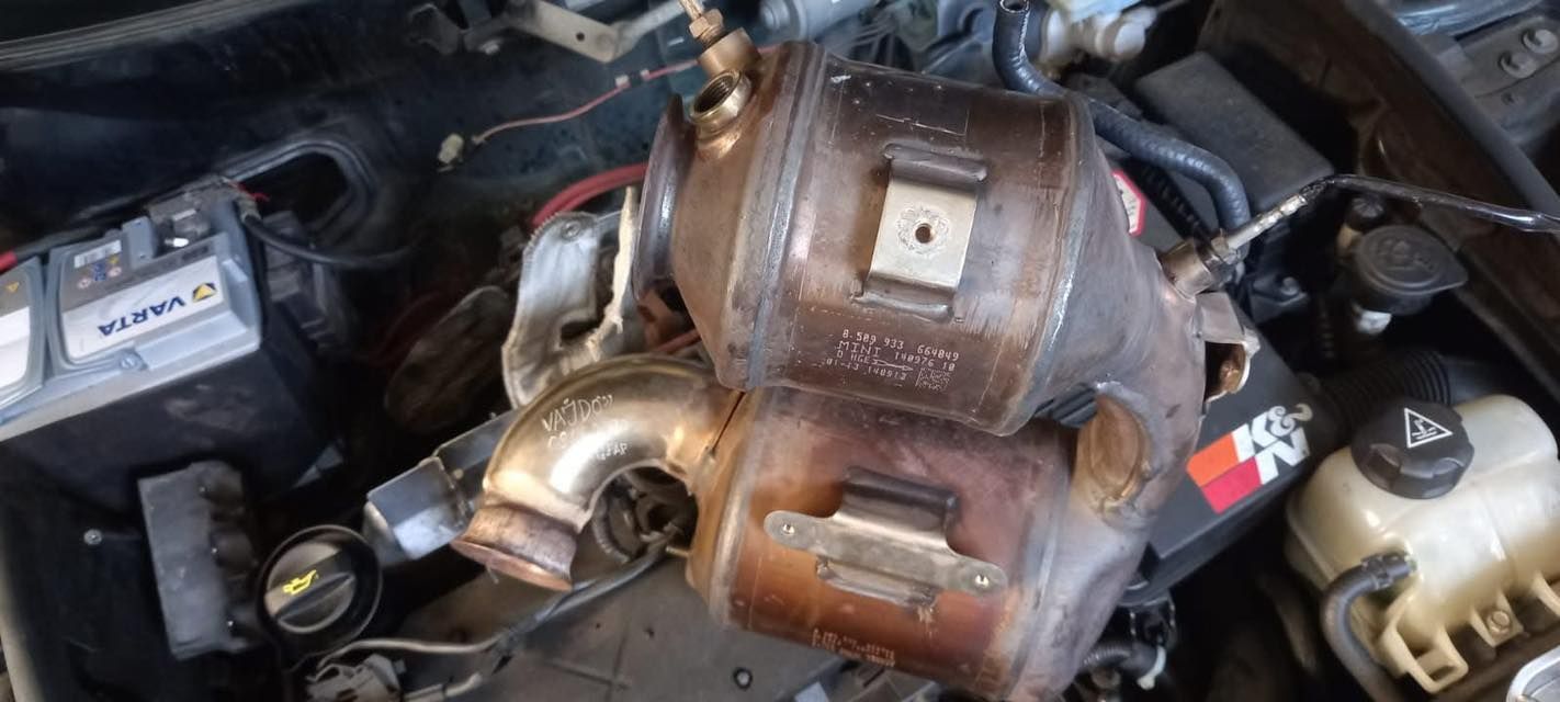 Convertitori catalitici rimossi dal motore 