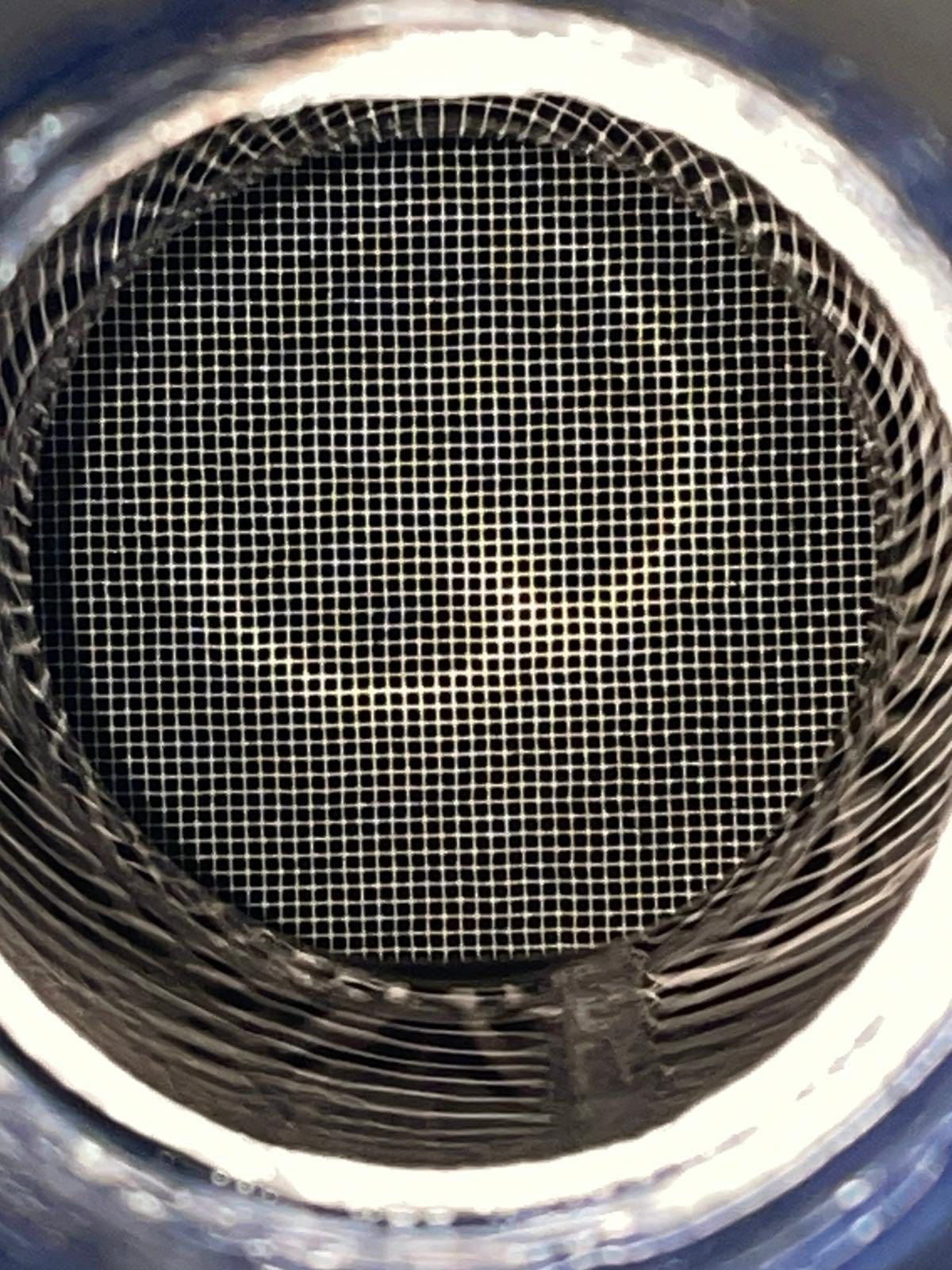 Vista ravvicinata di una griglia metallica