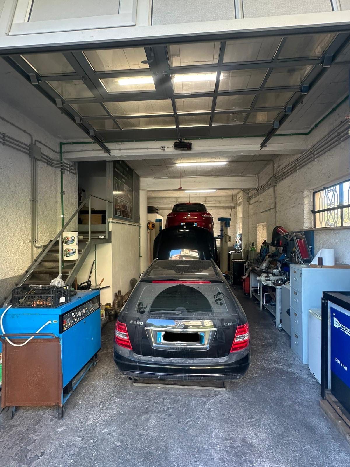Interni di officine di riparazione auto