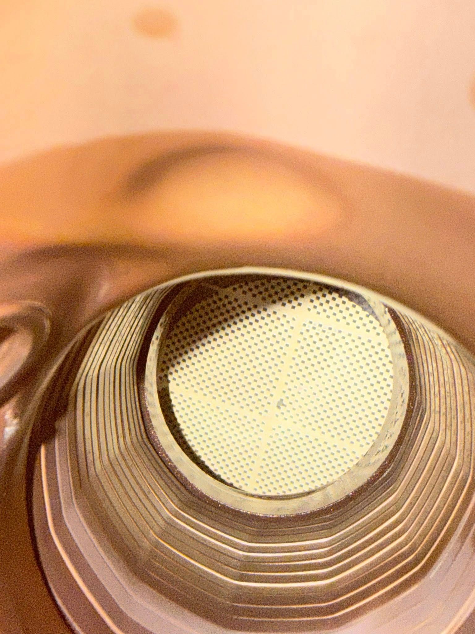 Vista interna di un convertitore catalitico