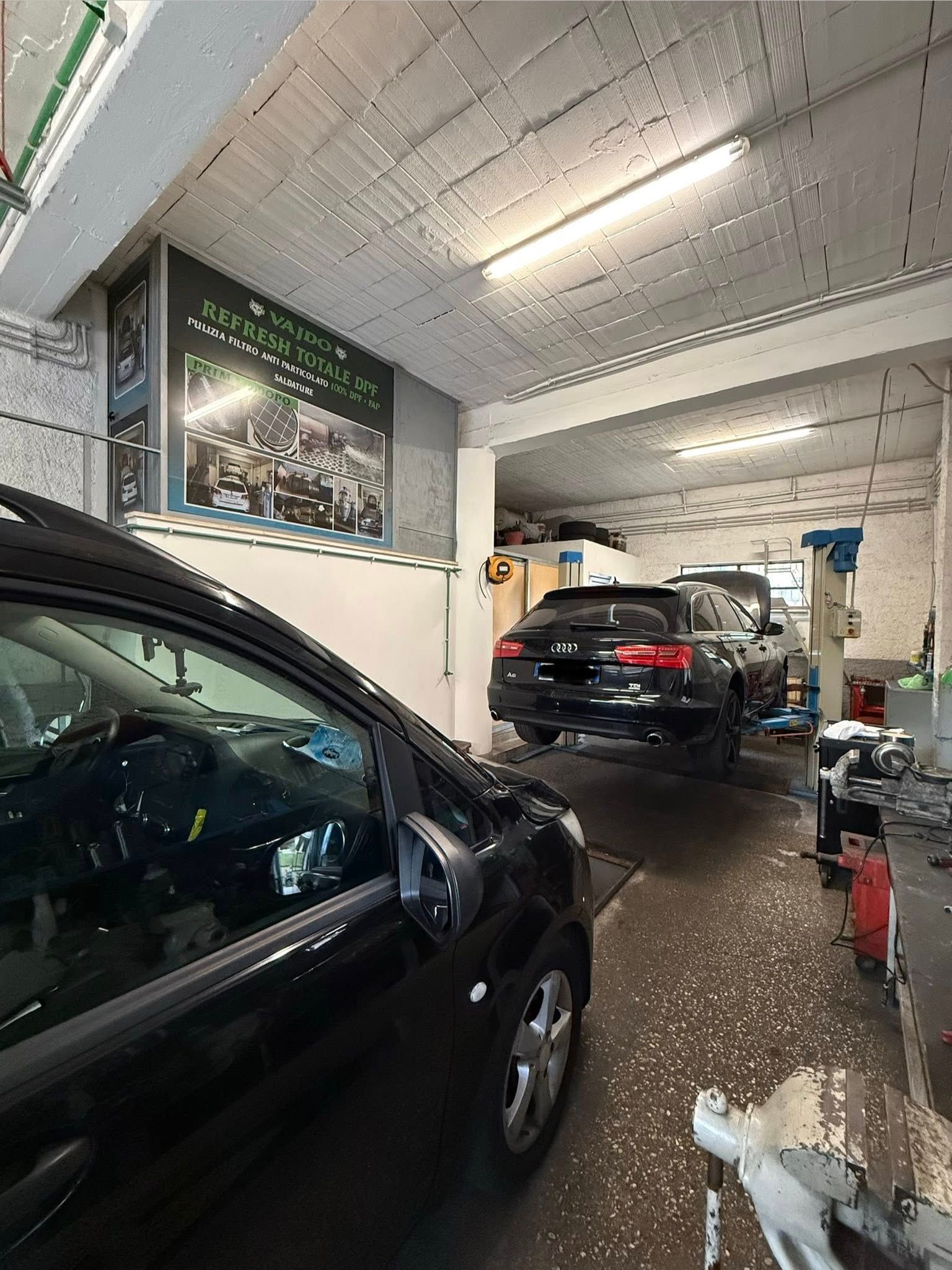 Officina con due auto