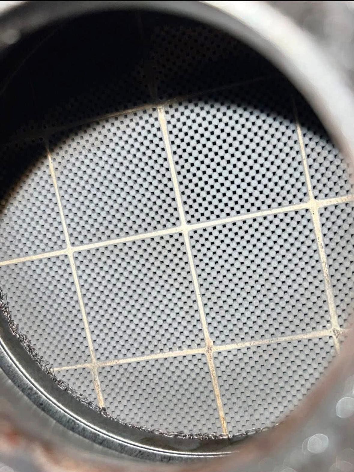 Vista ravvicinata di una griglia di un convertitore catalitico metallico