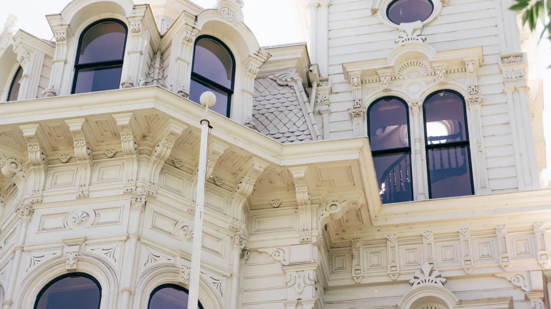 a large white building with a lot of windows and a balcony in Sacramento, CA