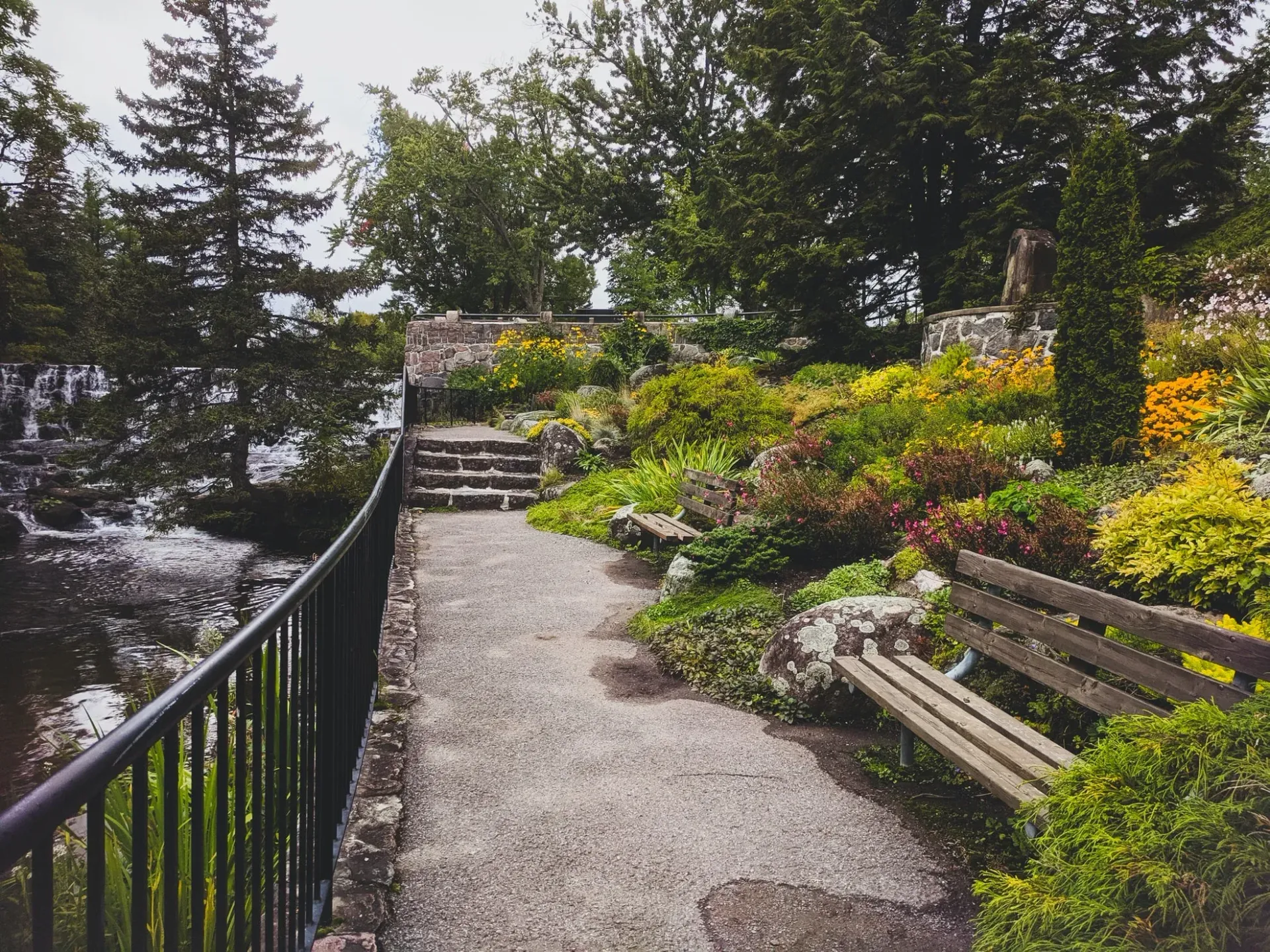 there is a bench in the middle of the park