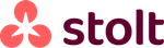 Logo for Stolt, med rød, blomsterlignende grafikk og ordet «stolt» i mørkerødt.