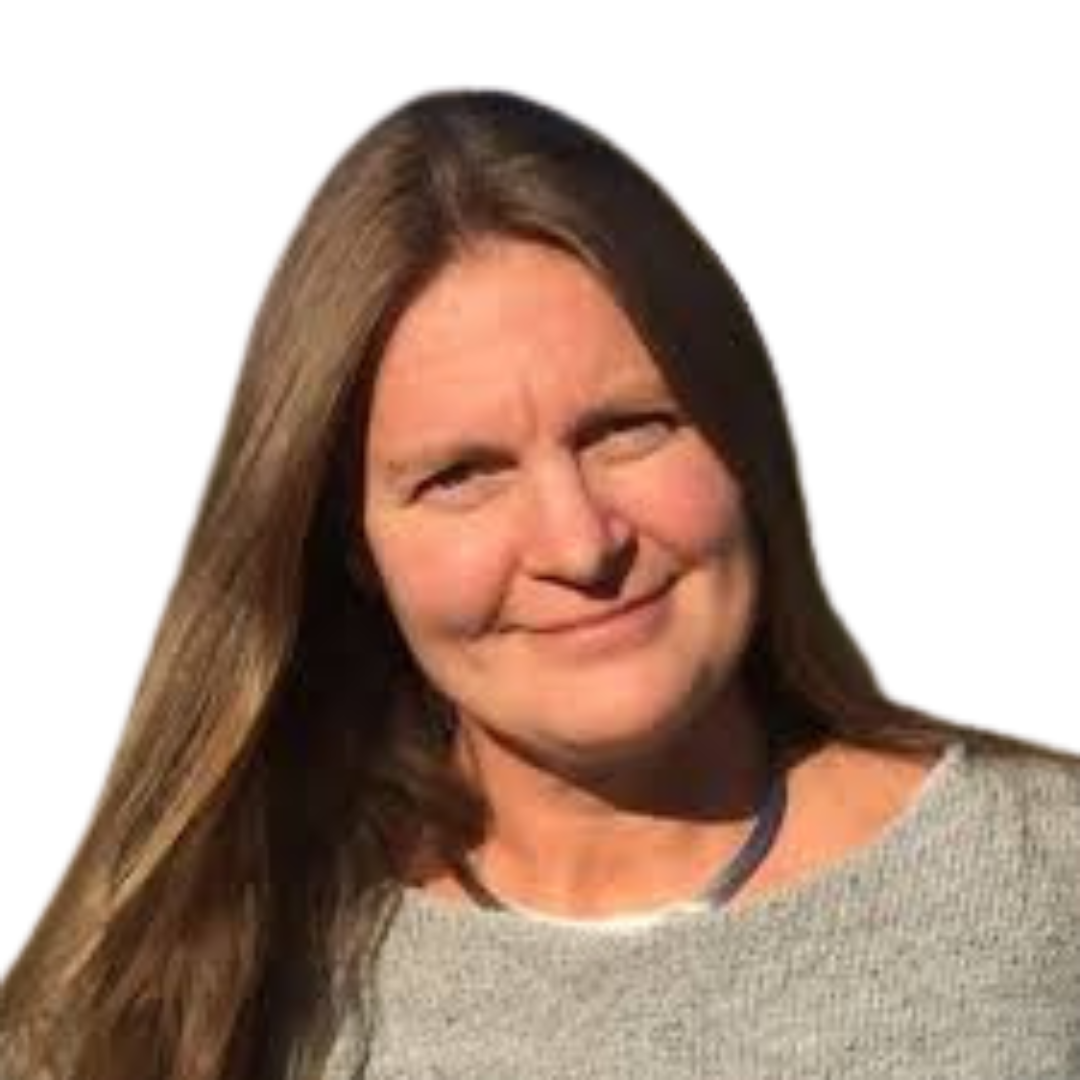 Kvinne med langt brunt hår, smilende, iført en grå genser.
