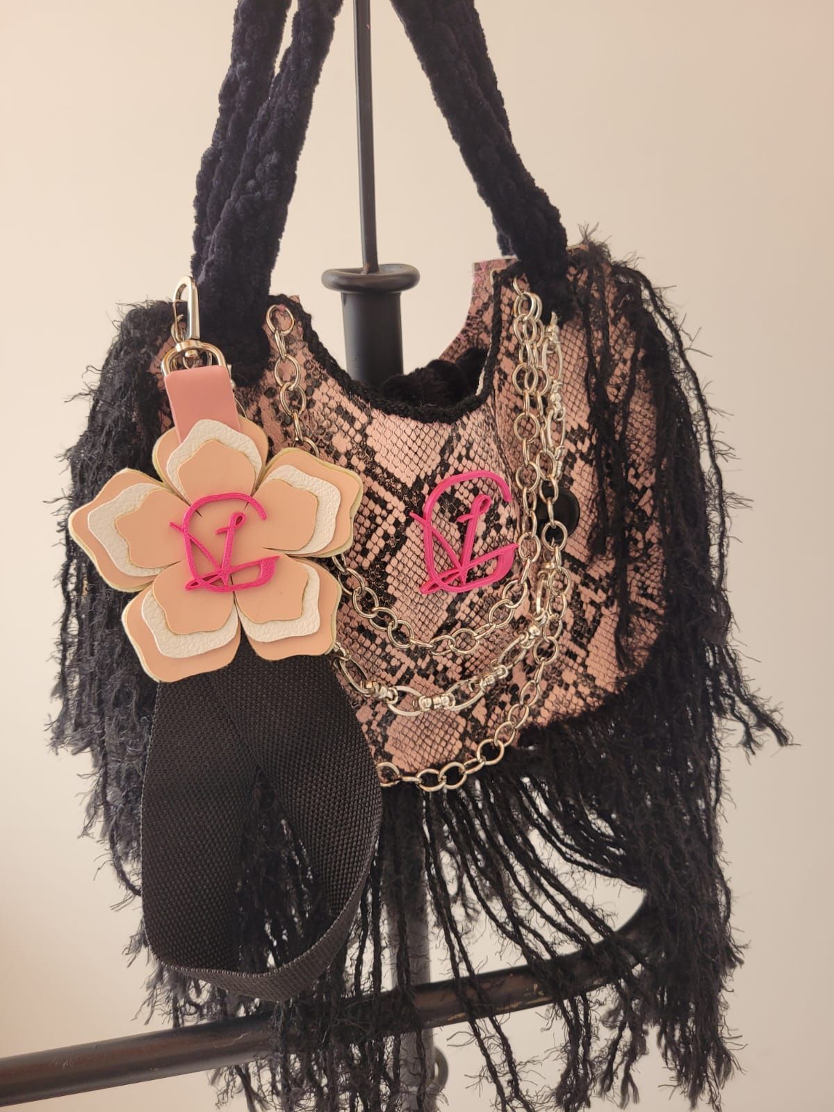 Un bolso con una flor y la letra s.