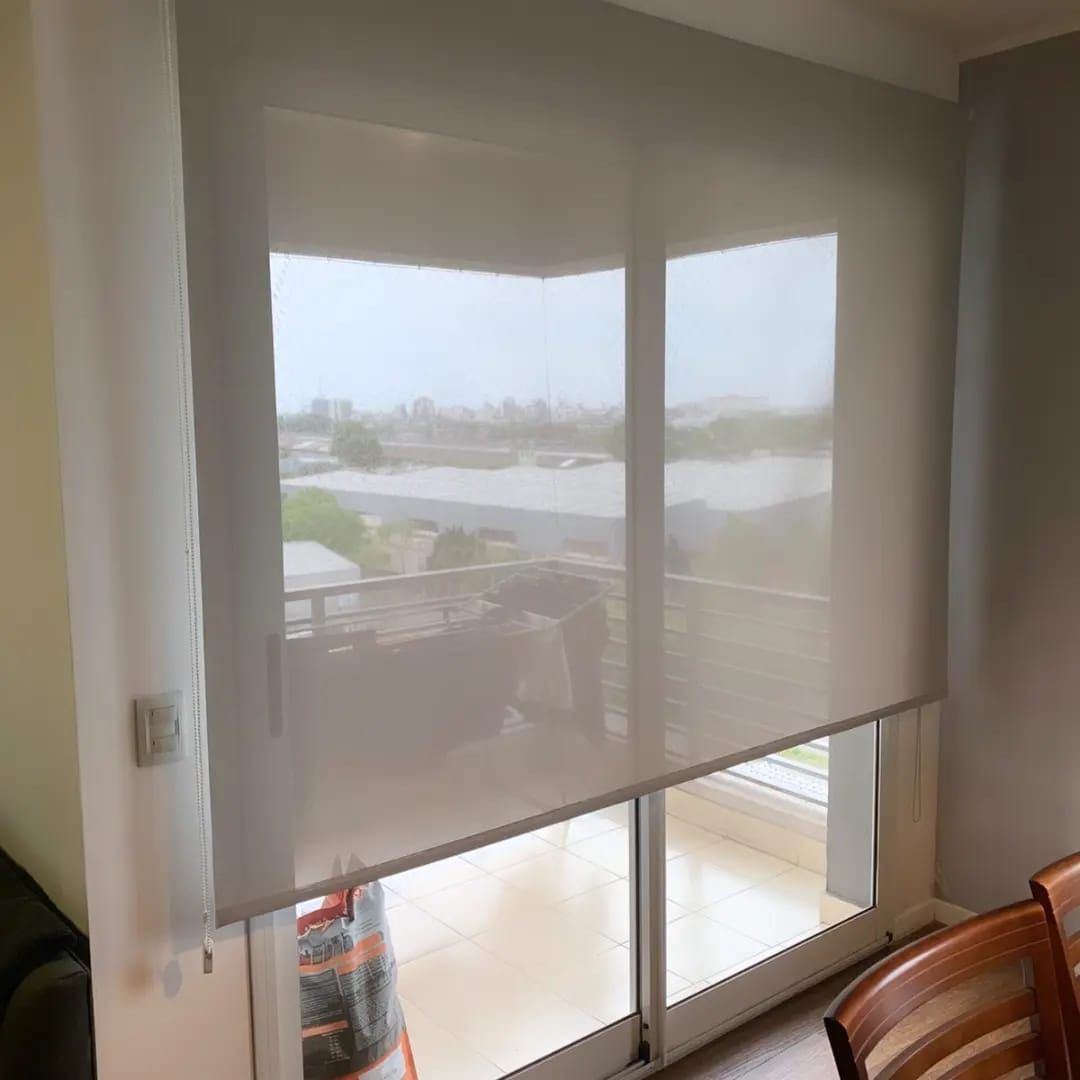 Una persiana enrollable de color