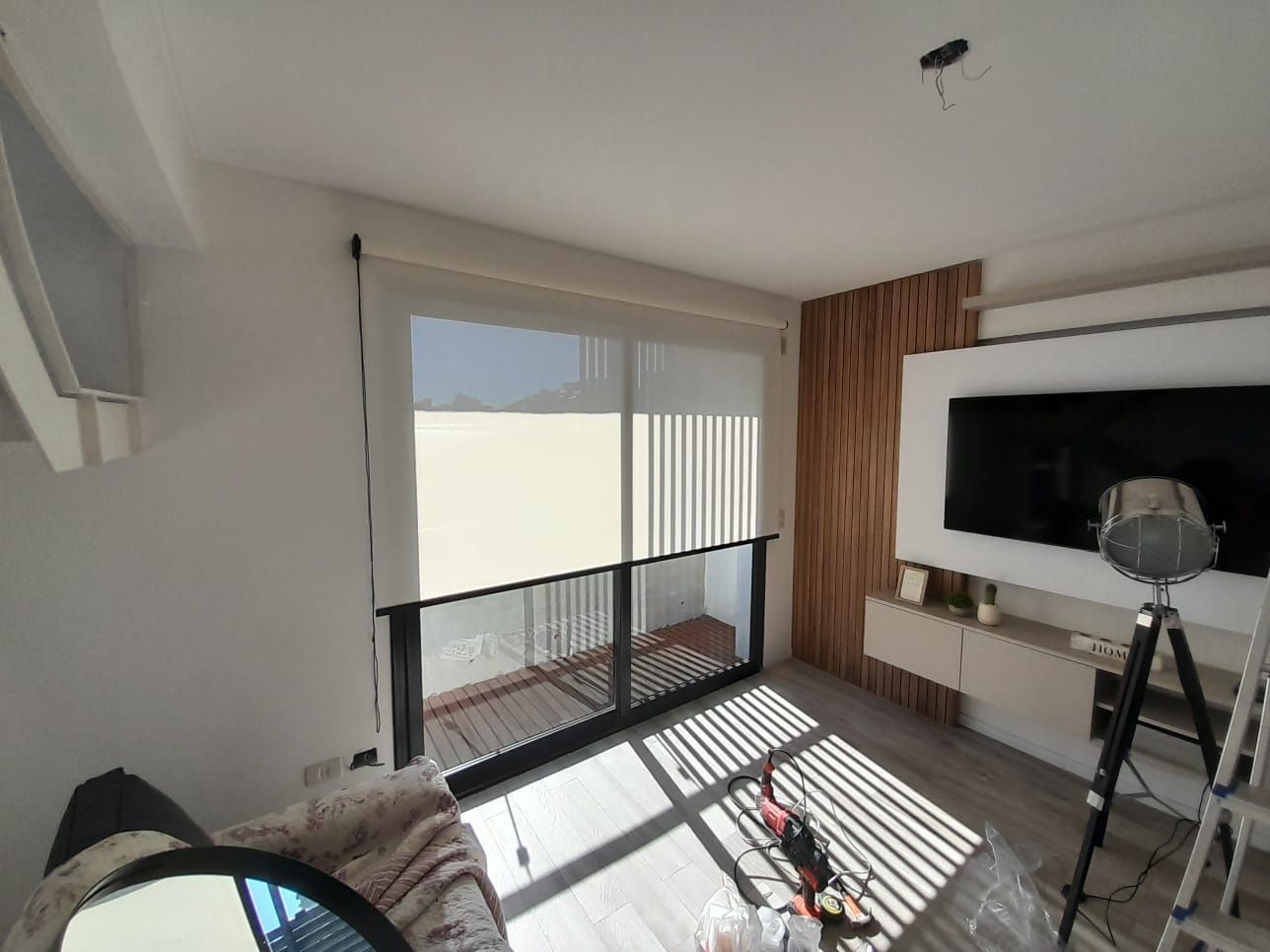 Una sala de estar con un televisor montado en la pared