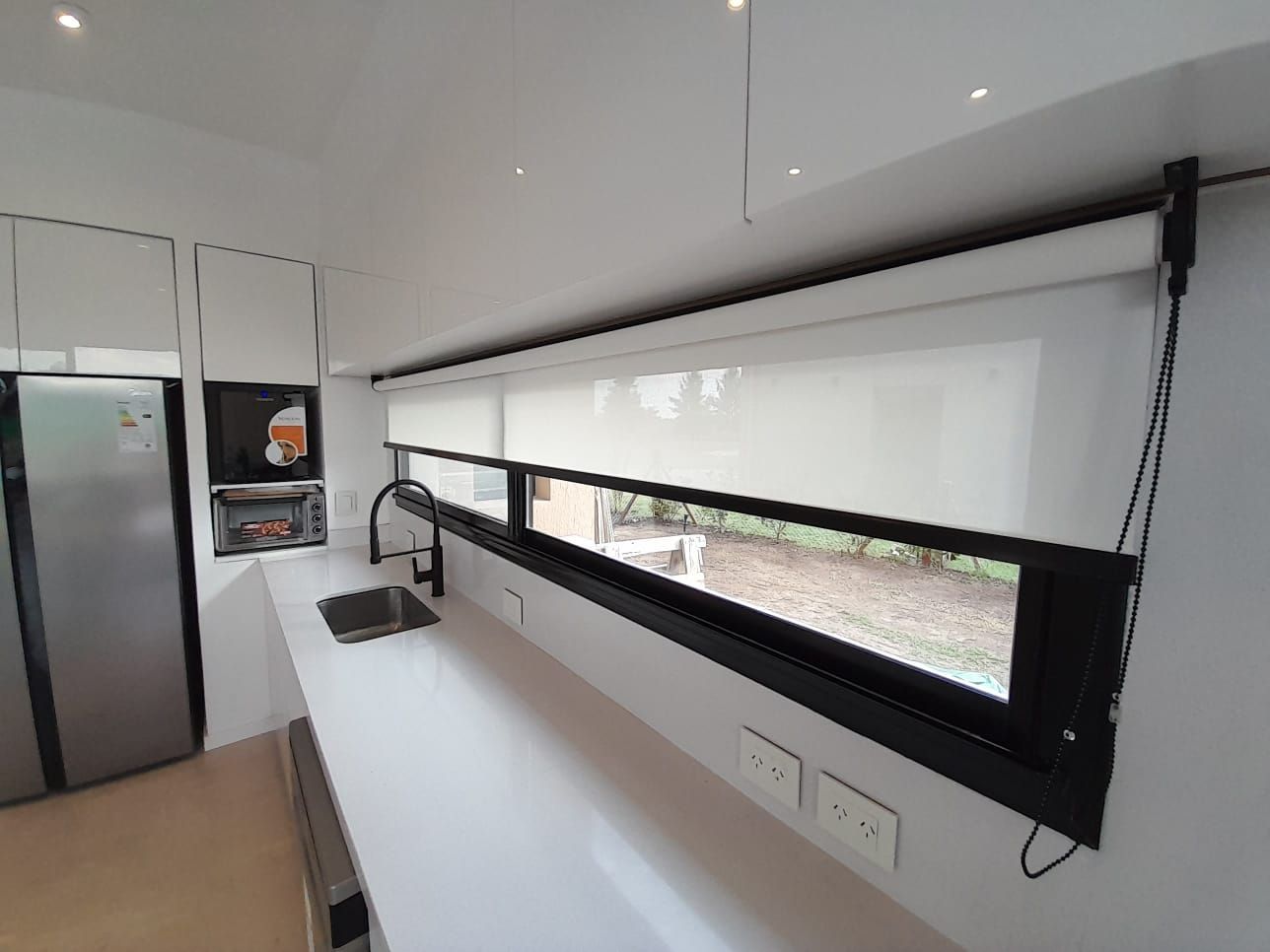 Una cocina moderna con encimera blanca