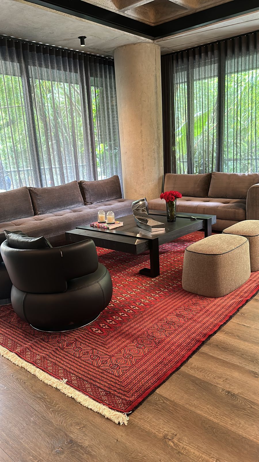 Un salón lleno de muebles y una alfombra roja.