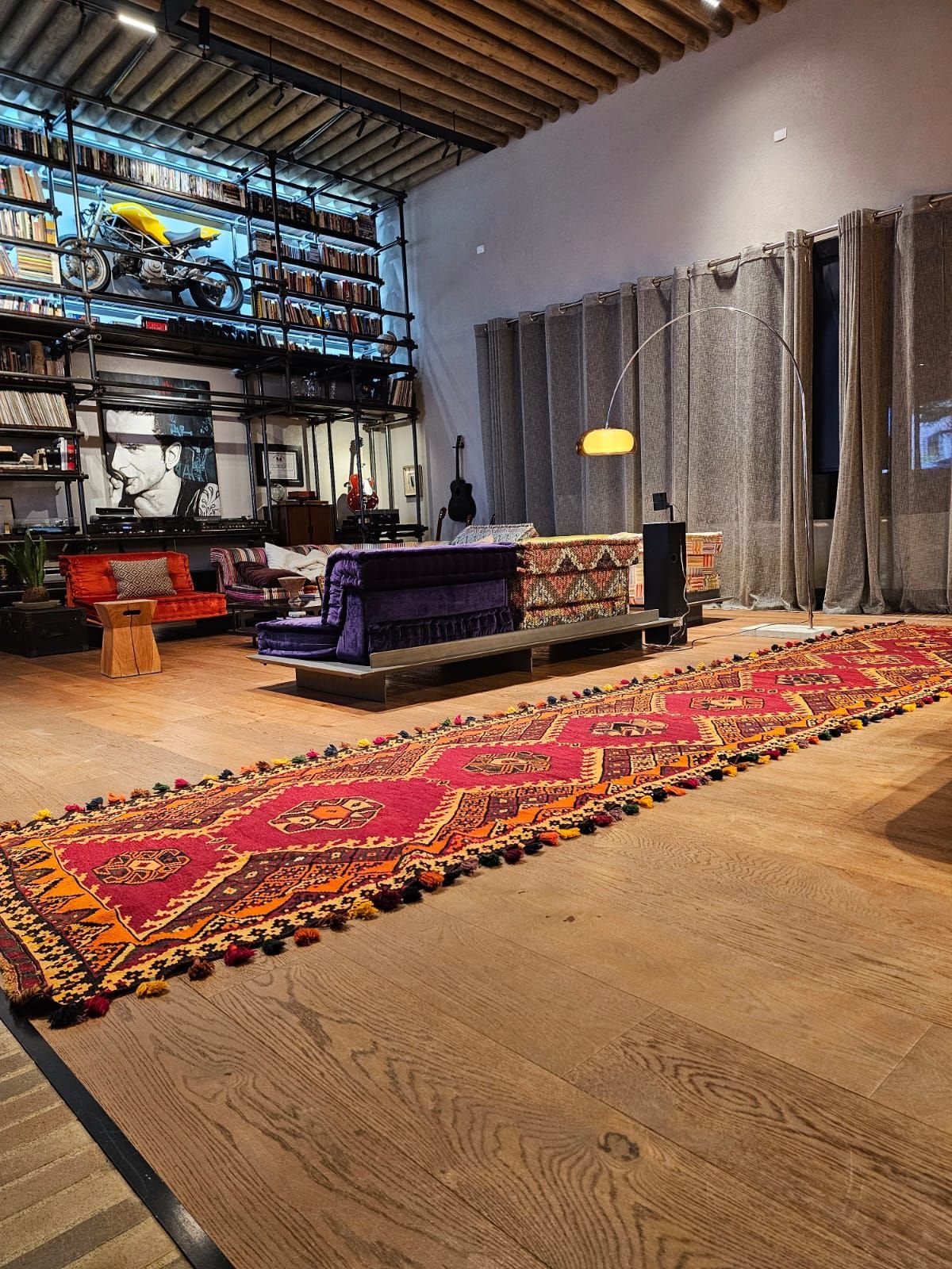 Una sala de estar con una alfombra en el suelo y un sofá.