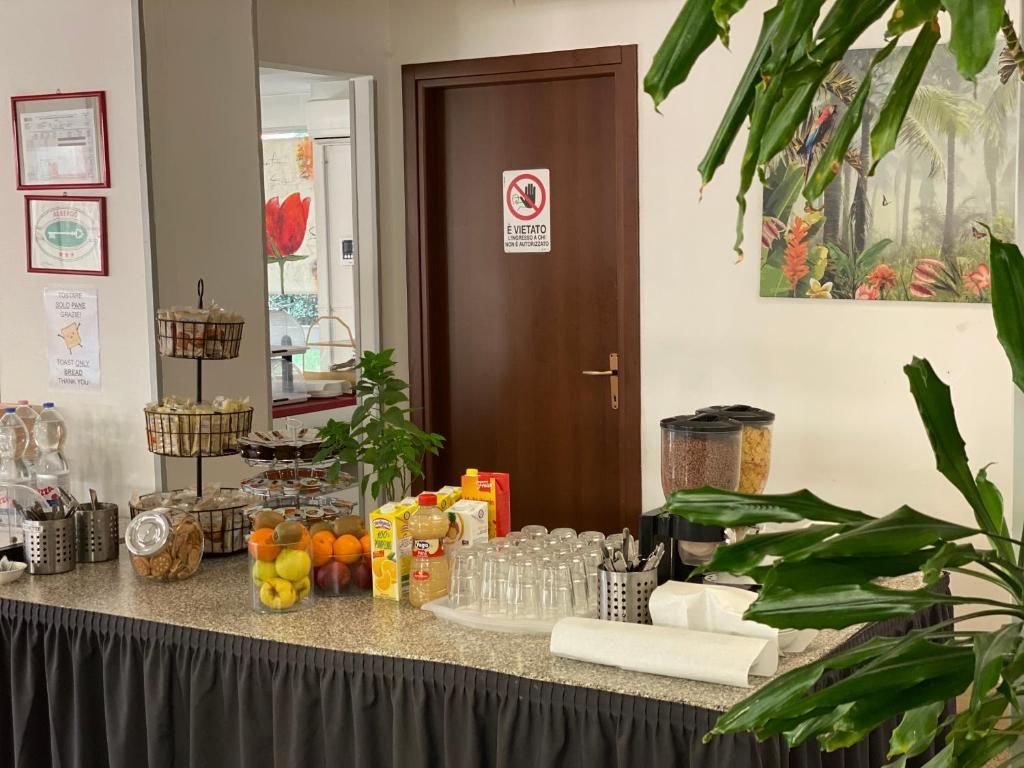 Un tavolo da buffet con un sacco di cibo e bevande.