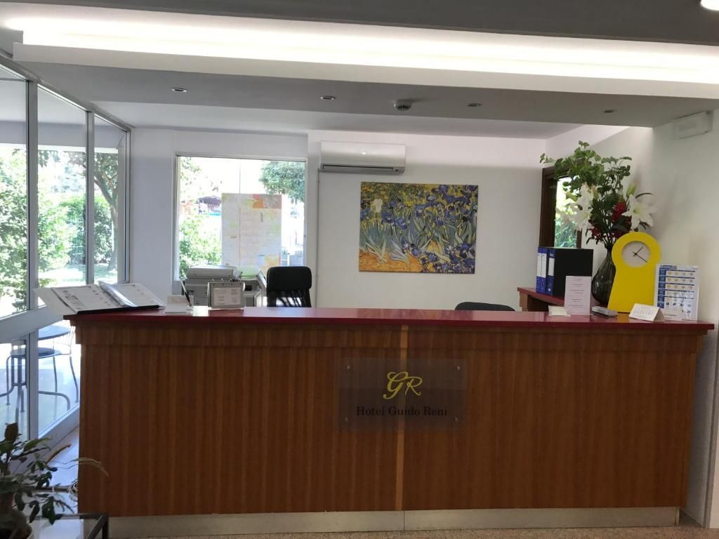 Una reception con un orologio giallo e un dipinto sul muro