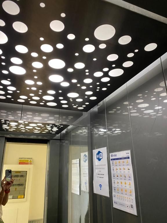 Una persona sta scattando una foto del soffitto di un ascensore